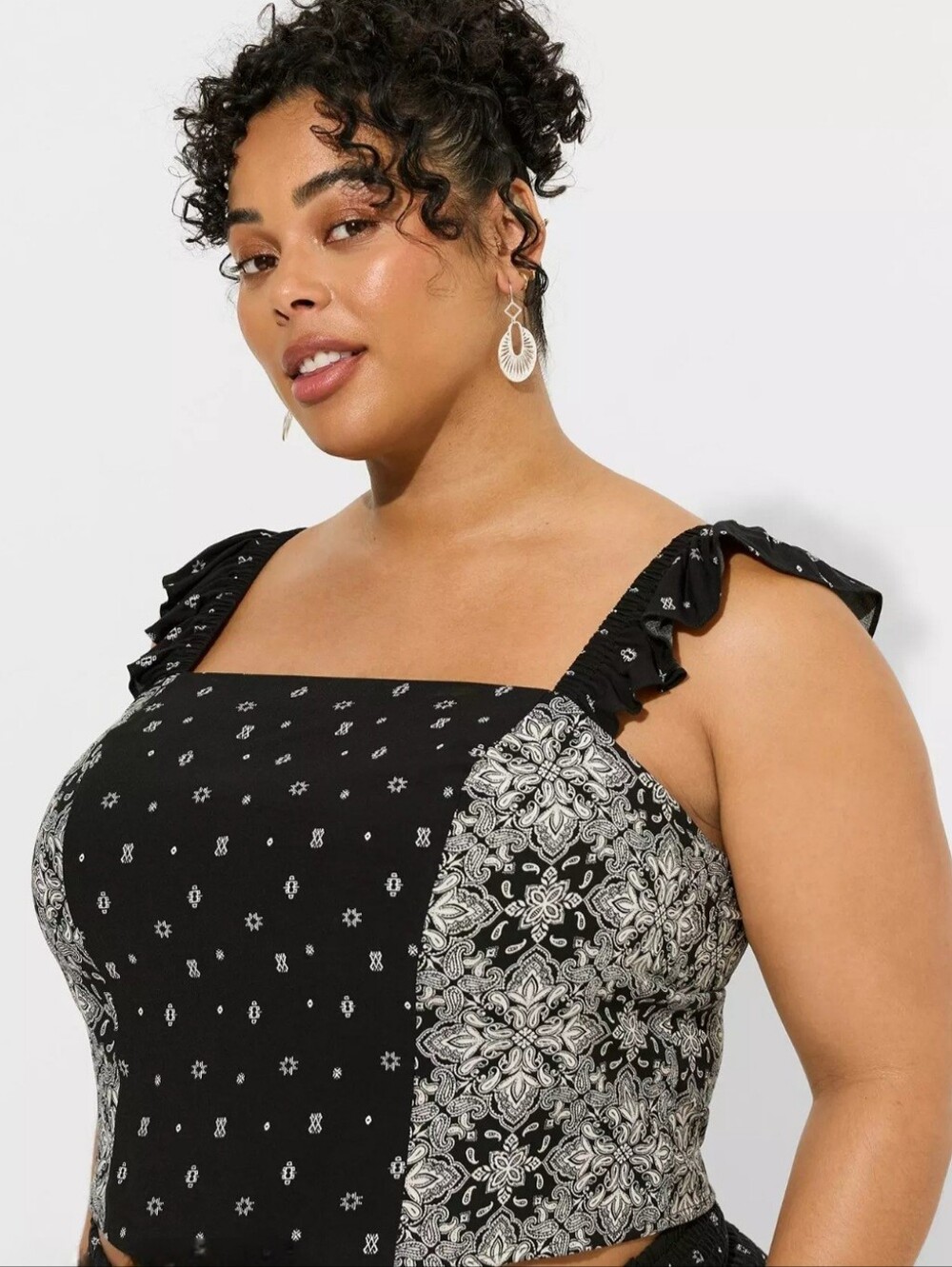 🖤EUC Torrid "Challis Smocked Ruffle Trim Sleeves Crop Top" Black🖤Ivory Print 2